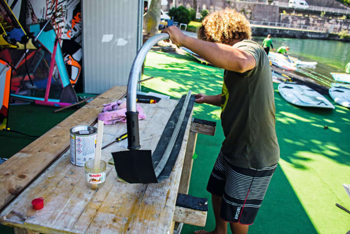 Die Seite mit Klebstoff auf der Längskante zuerst anlegen...