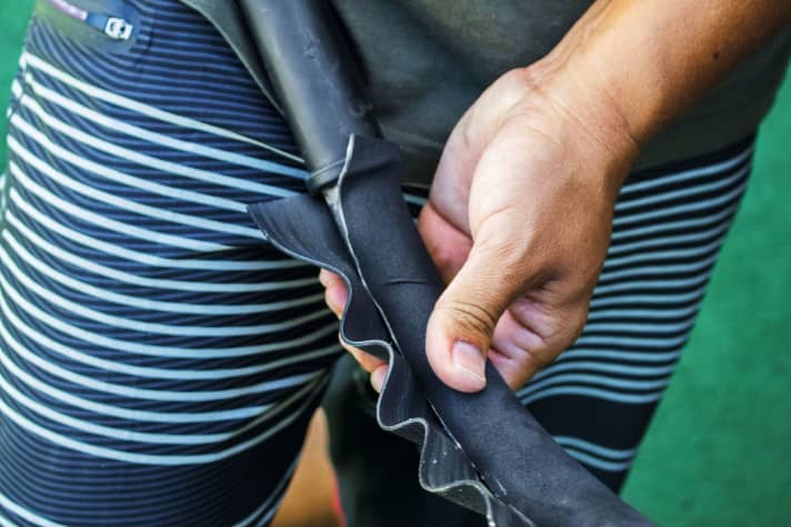 In der Biegung lassen sich kleine Falten und Blasen nicht verhindern