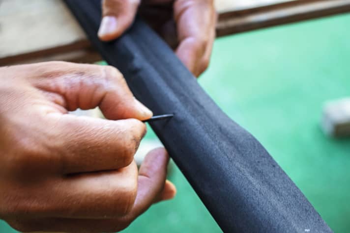 Kleine Luftblasen mit einer dünnen Nadel anstechen und den Belag wieder andrücken.