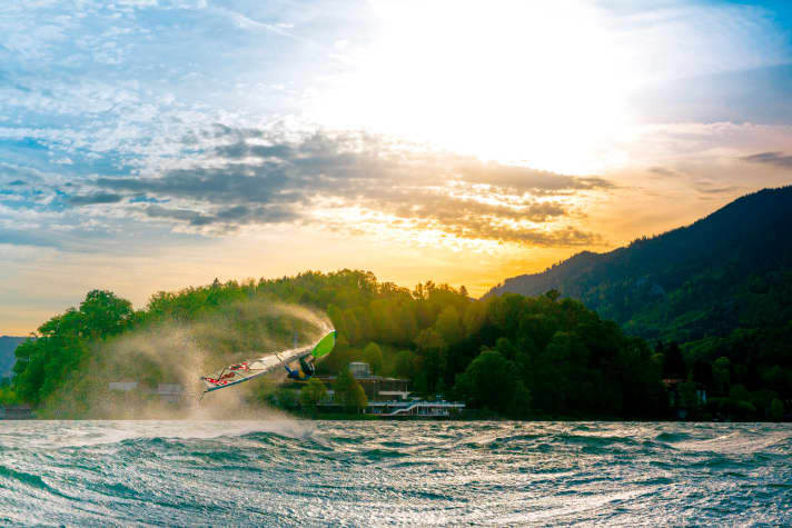 If you don't know your way around, you might be looking into the mountains with a stovepipe. With tips from the local, even new Bavarians can enjoy the wind and perfect scenery - like here at Kochelsee.