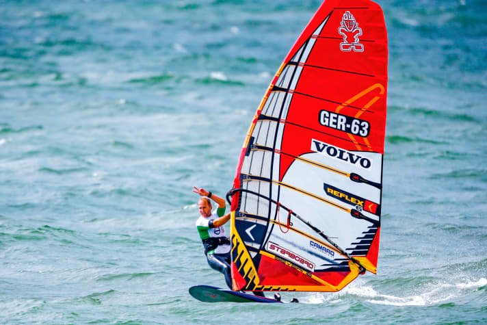 Beruf und Spitzensport – wohl kein anderer Windsurfer hat das besser unter einen Hut gebracht. Helge Wilkens ist in beiden Bereichen erfolgreich.