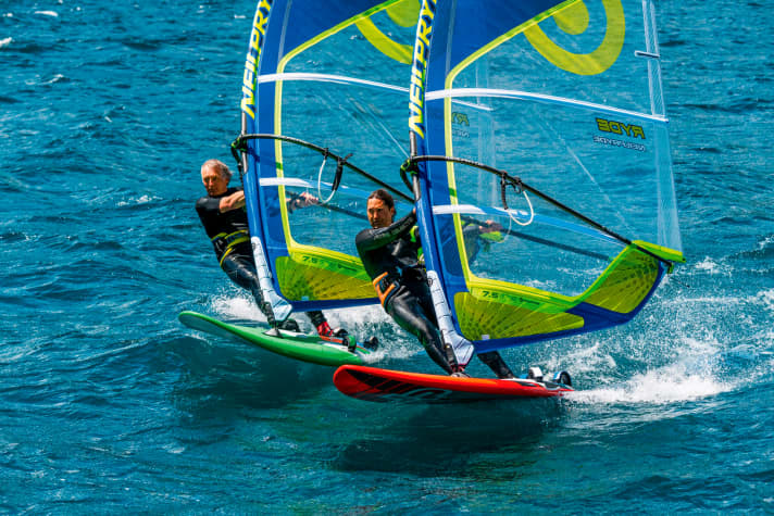   Links: Starboard AtomIQ 130 Wood Reflex, Tester Stephan Gölnitz | Rechts: JP-Australia Magic Ride 142 FWS, Tester Frank Lewisch, Spot Torbole (Gardasee) 