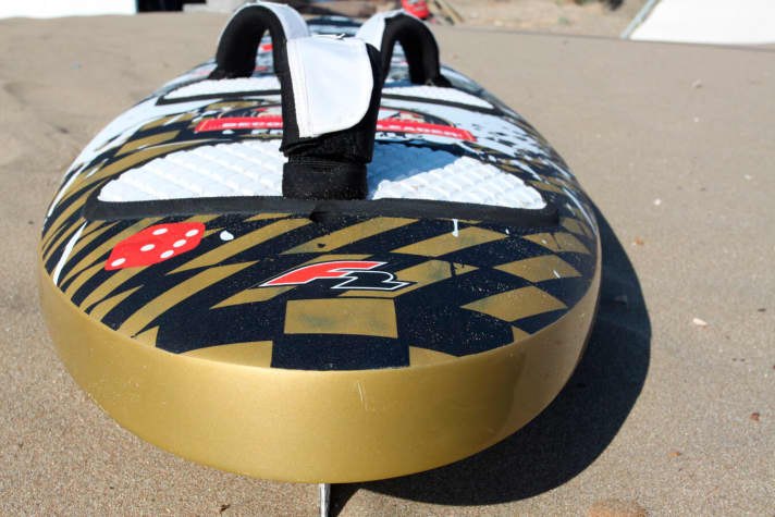   Auf dem extrem fetten F2 ist das Deck unter der Schlaufe beinahe plan, was nicht alle Fahrer optimal empfanden.