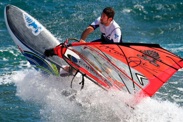 Even if the focus is clearly on slalom and racing - Vincent Langer can also do it in the waves or on a freestyle board.