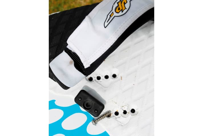 With many straps, the inner width can be adjusted using rotating washers, for example made of metal as with Starboard or plastic as with JP-Australia.