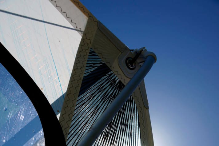   The "highlight" of NeilPryde 2013 is certainly the elaborately laminated clew with Kevlar threads in a precisely radial arrangement - for optimum absorption of tensile forces with low weight.