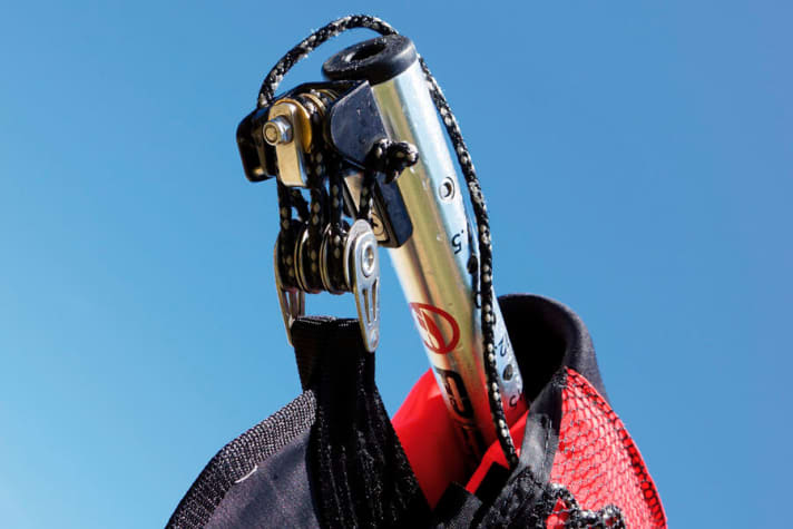   One of the particularly "good" protectors is certainly the one from Severne, with a special feature being the roller block sewn on at a 90 degree angle.