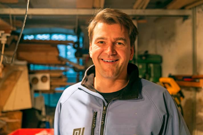 Die perfekte Kombination für unseren Workshop – Oli Schott aus Kiel ist als Bootsbauer Experte für sämtliche Materialien, seit vielen Jahren Top Ten im Deutschen Windsurf-Cup unterwegs und hat schon unzählige Bretter repariert.