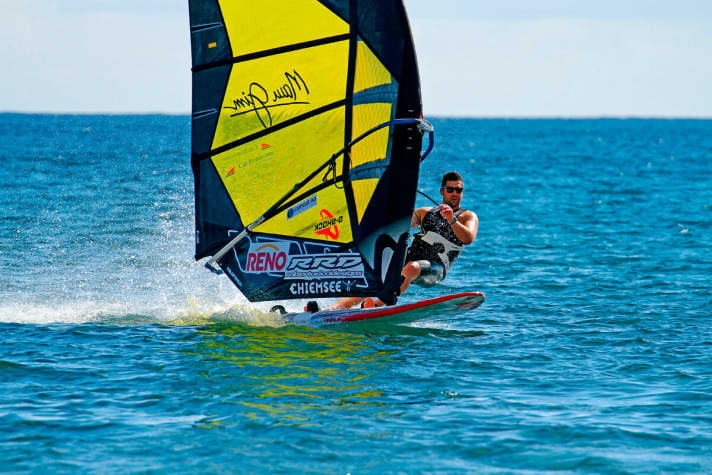 Damit man bereits gleitet wenn kaum ein Schaumkrönchen auf dem Wasser funkelt, braucht man kein Hightech-Material. Mit den richtigen Einstellungen lässt sich sicher auch aus deinem Material mehr Gleitpower herausholen!
