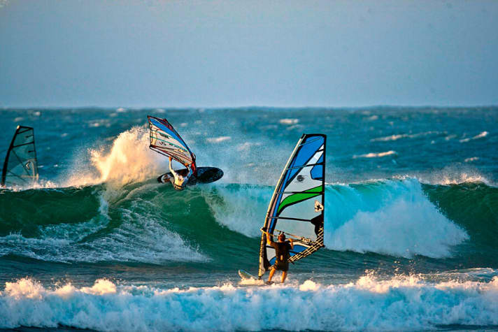Super Surfer in der Welle.