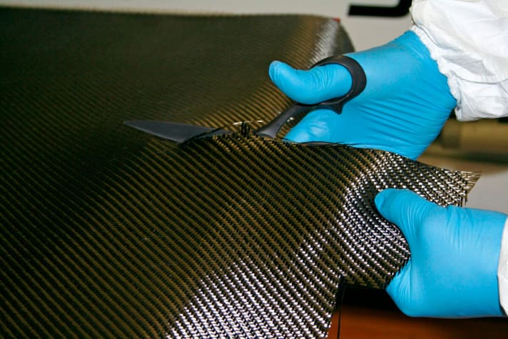 In Handarbeit gibt’s Custom-Protektoren für jedes Brett.