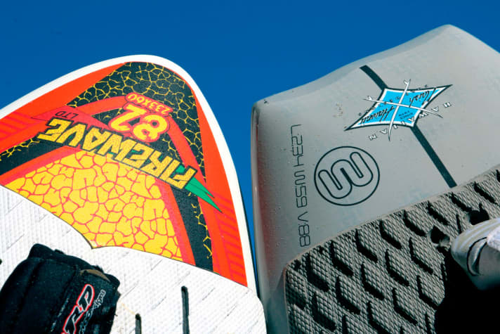   Die Heckformen geben Hinweise auf den Einsatzbereich: Schmal und mit dünnen Kanten wie beim RRD Firewave (links) sollen das Brett schnelle Haken schlagen lassen, bei Naish (rechts) wurde moderater konzipiert.