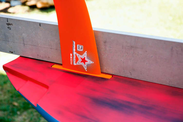 Tabou Rocket and 3S are the two unequal Tabou brothers, the Rocket's rocker line is correspondingly performance-orientated and flat and the 3S has a little more tail kick (in the photo)