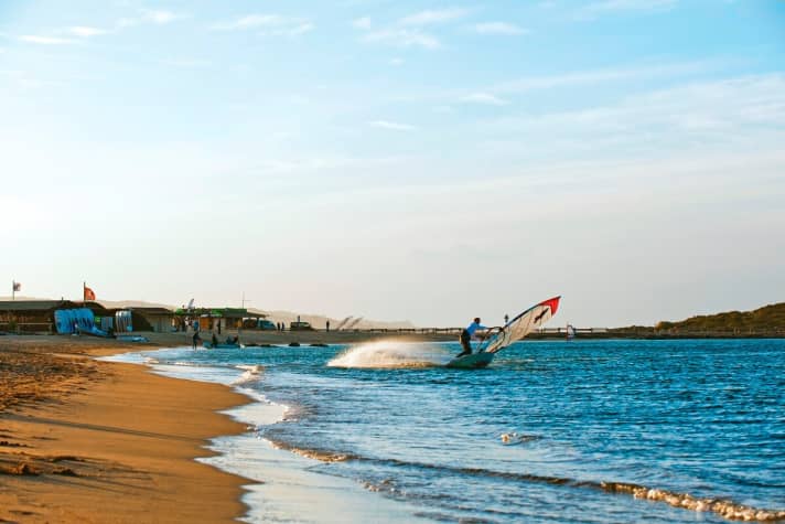 The finest flat water on the lee side of the headland. The surf centre offers the necessary infrastructure.