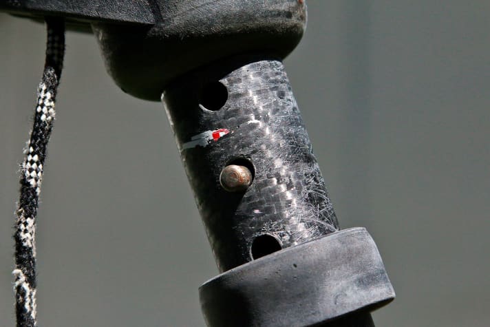 Bild Nr. 2: Pin-Löcher im Carbon