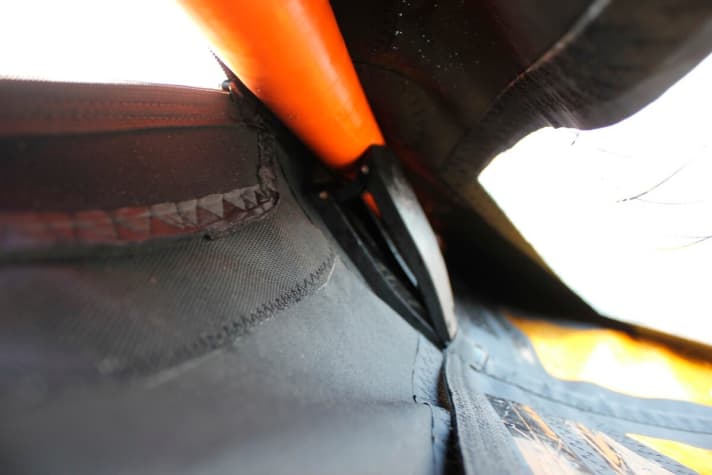 Camber: Diese Profilzangen stützen die Segellatten am Mast ab und sorgen für ein extrem starres und tiefes Profil, vergleichbar dem eines Flugzeugflügels. Race- und Slalomsegel sind ausschließlich designt für Masten mit Standard-Durchmesser (SDM)