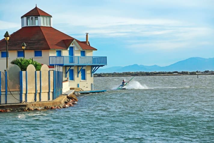At the southern end of the lake of Leucate, in La Coudalere, the cracks can also be found.
