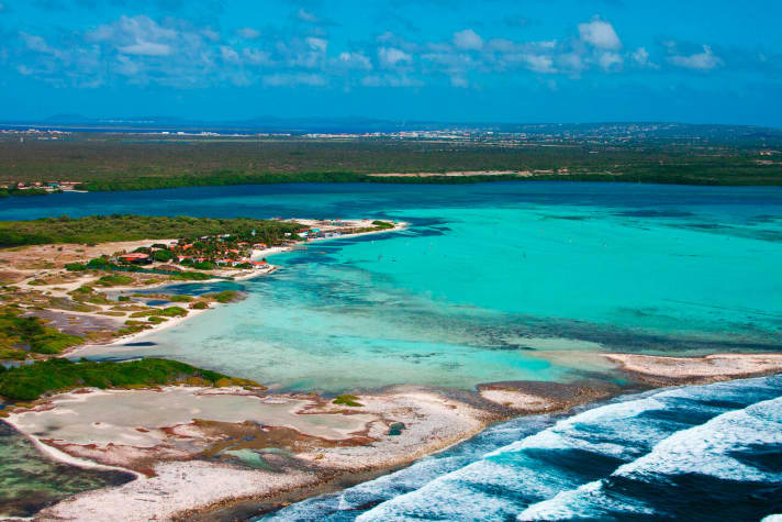 Lac Bay, auch bekannt als Sorobon Beach, liegt im Osten der Karibik-Insel Bonaire und bietet euch absolute Sahnebedingungen!