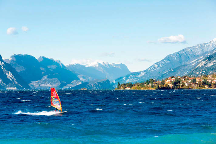   Favoured by Mother Nature - the valley, which is open to the north and south, allows both the thermals and the cold Peler to pass through freely.