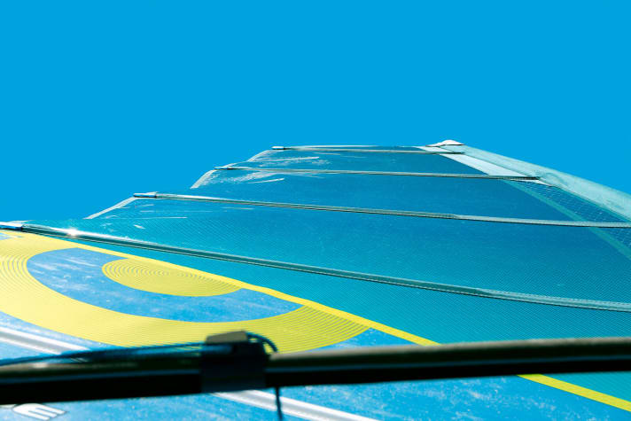   Alles neu: Das V8 zeigt deutlich mehr und gleichmäßigeres Loose im Achterliek als das Hornet. 