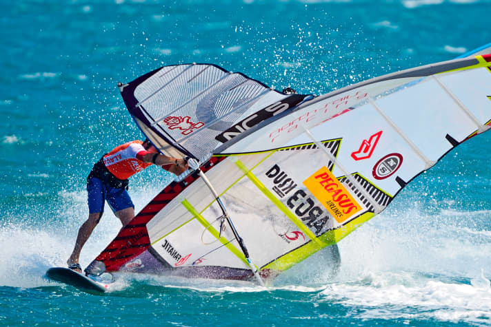 It's not just your own mistakes that can be dangerous, other surfers' equipment in particular can lead to a knock-out in the event of a fall. If you want to be safe, wear a helmet.