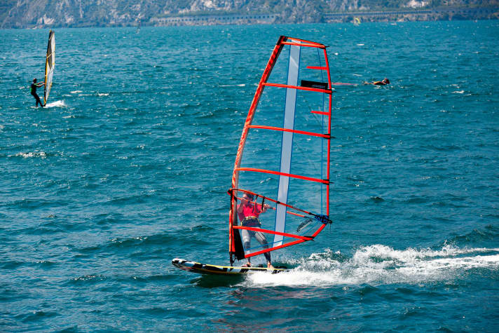   The inflatable freeride boards all need a lot of pressure in the sail. In light winds at the planing limit, this can be tedious.