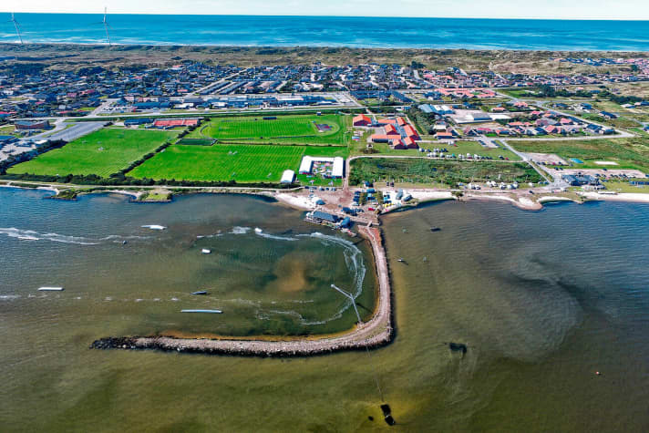 Direkt neben dem Spot Hvide Sande Nord mit dem Surf-Center Westwind Nord findet ihr als Flauten-Alternative eine Wakeboardanlage der Extraklasse.