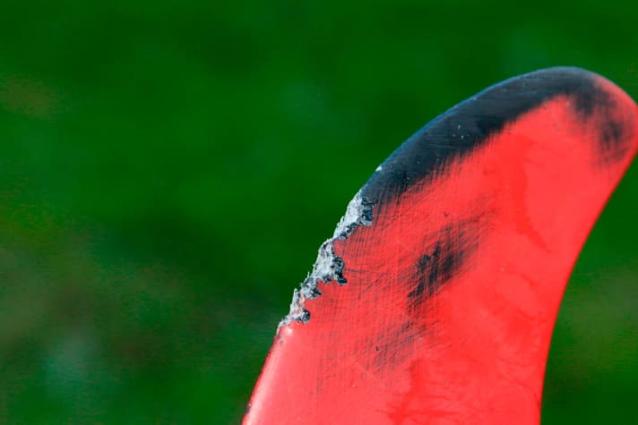   Kleine Macken an der Finnenspitze lassen sich mit Schleifpapier wieder zurechtschleifen und bedürfen keiner weiteren Reparatur. Klafft nach heftigem Bodenkontakt vorne an der Anströmkante ein veritables Loch, kann man dieses mit einfachen Mitteln wieder aufbauen.
