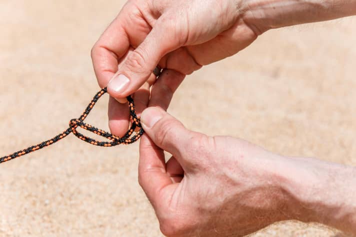 ...and pull the rope through to the top. Into the resulting eyelet...
