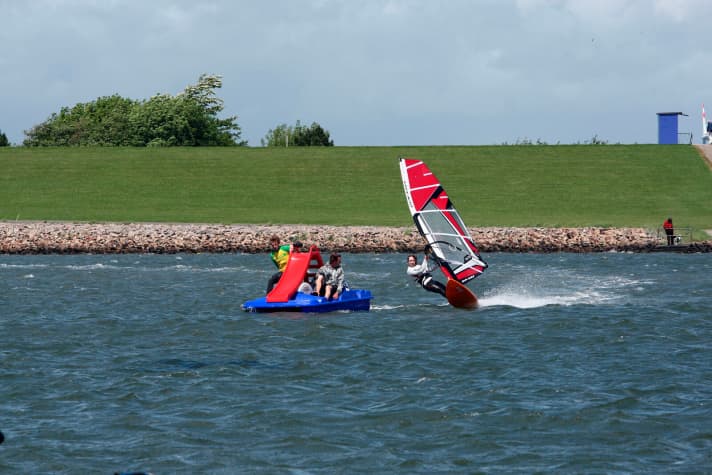 The spot looks a little artificial, but Basti Dörr loves it because of the good wind and smooth water.