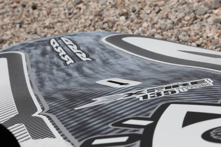 Bei Starboard ist der vordere Bereich stark ausgedünnt und die gesamte Mastspur dadurch deutlich tiefer gelegt. Bei RRD fällt diese Maßnahme weniger extrem aus und beginnt weiter vorne.