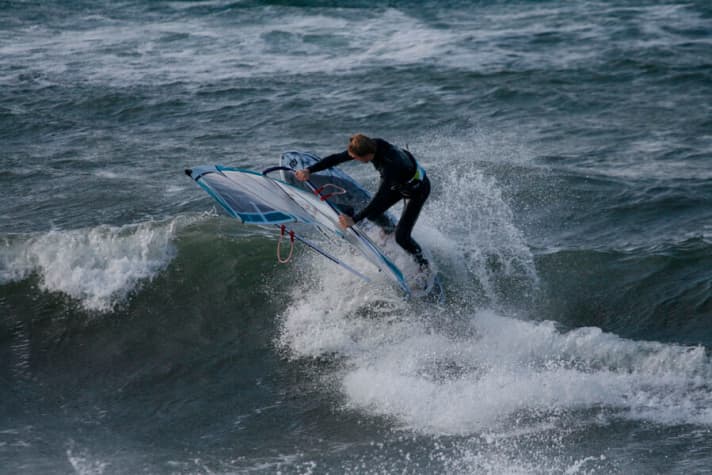   After leaving F2, shaper Patrik Diethelm started his own project with Patrik-Boards. The boards are now also available in German shops. So it's time for our test crew to take the board for a spin across the North and Baltic Seas.