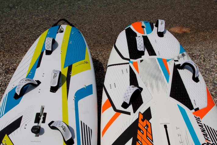 Auf der Viper liegt bereits die gemäßigte Freerideposition etwas weiter vorne und du findest zusätzliche Bohrungen für die Schlaufen auf Höhe des Schwertkastens, von dort kann man sich besonders einfach ans Schlaufensurfen herantasten. Alles natürlich jew