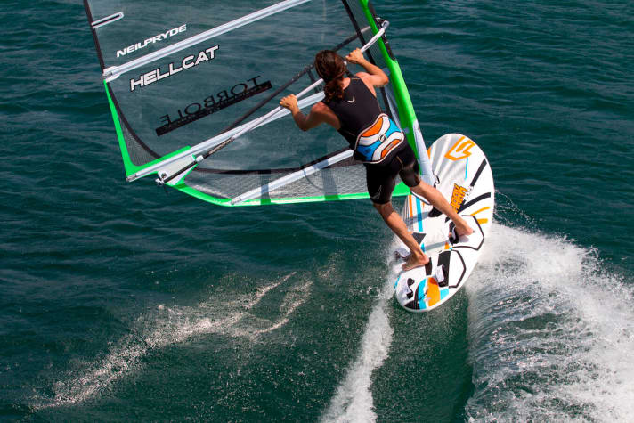 The Fanatic Shark 165 is basically also suitable for beginners after the course, but especially with frequent planing winds. Then the speedy speedster rides like a big freeride board and is also great fun for advanced riders.
