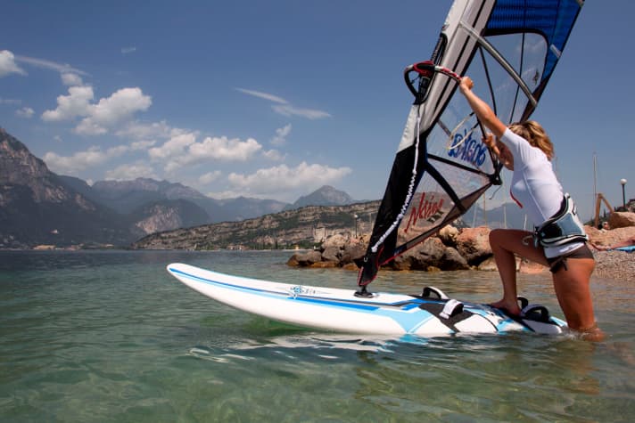 According to our test impressions, the only difference between the Funster and Fun Ride is the additional built-in centreboard. If you are confident that you can run with enough height "without", you can save almost three kilos with the Fun Ride.