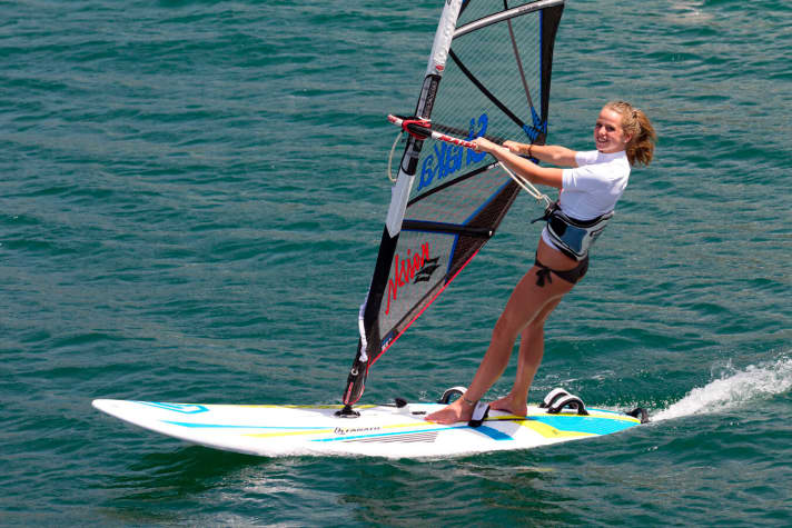 Die „Viper“ wirkt überhaupt nicht giftig-bissig und bleibt weiterhin ein klassisches und ebenso gut geeignetes Aufsteigerboard, das die ersten unbegleiteten Fortschritte nach dem Surfkurs besonders einfach gelingen lässt.