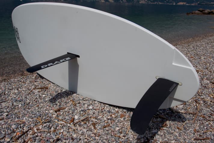 Im Gegensatz zu den verbreiteten Klappschwertern wird das Schwert bei Starboard wie die Finne gesteckt und festgeschraubt. Nachteil: Du kannst nicht während der Fahrt „umschalten“.