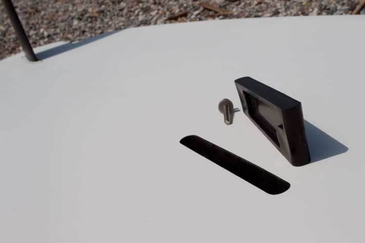 Advantages: The system is lighter, less vulnerable, there is no thick button on deck to get in the way and the board can later be sealed cleanly and easily with a special insert (standard accessory) for days with good gliding wind.