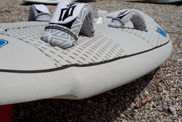 The cushioning carpet goes all the way round the rail, which also keeps a lot at bay on land. The angular, nubby structure is grippy and not uncomfortable thanks to the soft foam material.