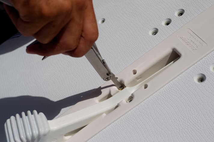 The centreboard can be adjusted tighter or looser with rubber bands. Take care when folding and unfolding on land with dry sealing lips. Do not use force.