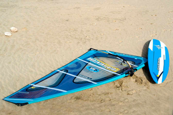 Brett quer zum Wind, Segel in Lee