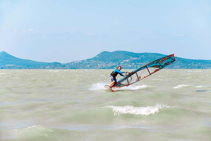 Comparisons with Lake Neusiedl also come to mind due to the colour of the water. Chris Pressler can therefore also feel at home at the Fonyodliget spot.