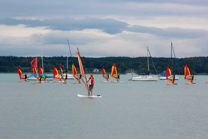 After the most important basics, of course, it's off to the water - always accompanied by an experienced trainer.