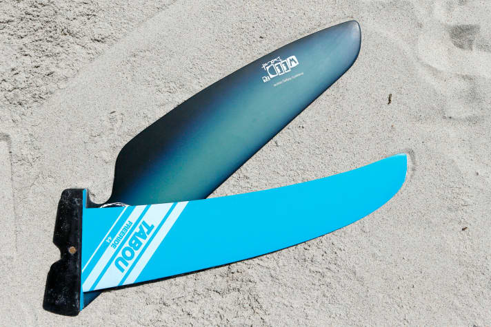 Due to the inclination, a 36 mm grass fin such as the Lessacher Duo Cut (rear) has more surface area than the 44 mm series fin (front). The problem: the centre of effort of the weed fin shifts far to the rear.