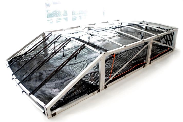 Der Inhalt lässt sich mit einem soliden Gepäcknetz über einen Seilzug zusammenzurren, damit nichts verrutscht.