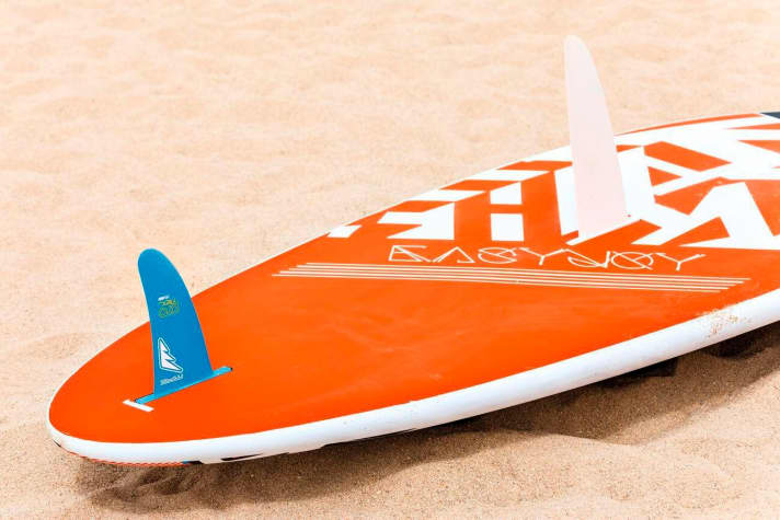 For light winds, a small fin should be placed in the stern, 12-20 centimetres are then easily sufficient for sail sizes <3sqm