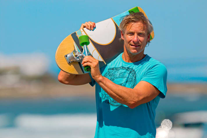 Peter Garzke (48) ist seit langem Windsurf-Profi und leitet als Hochschulsport-Beauftragter an der Uni Kleve viele Sportkurse für Studenten.