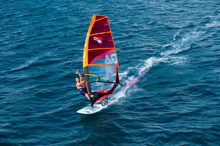   "Das Hybrid-Segel wandelt sich abhängig von der Größe extrem von Wave über Allround bis Freeride." Knut Budig, Chef bei GA Sails 