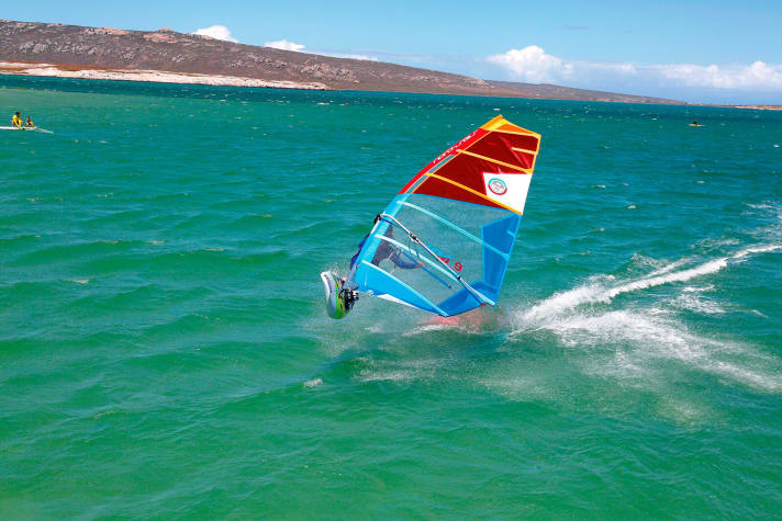   Freeride sails are often the better alternative in sizes under 6.5 square metres without camber - also for full-throttle surfing and speed matches. Good handling comes on top with North Sails.