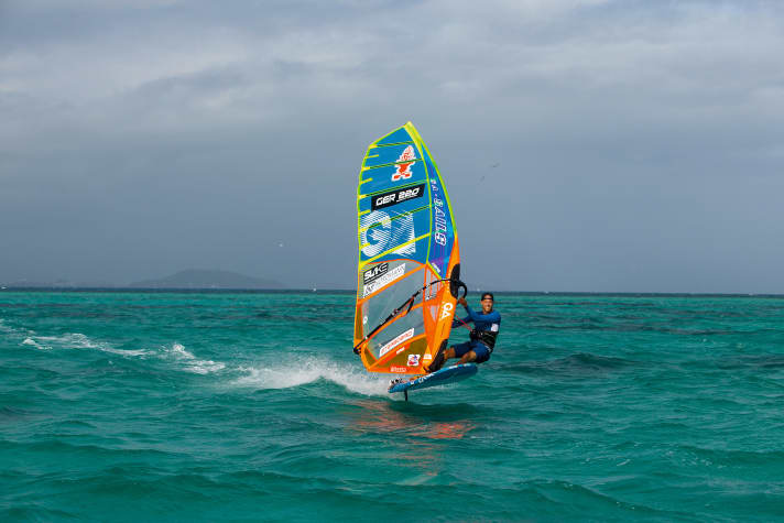 A fin has to absorb similarly high forces in a lateral direction as a foil in a vertical direction, even if the board takes off briefly over a wave.